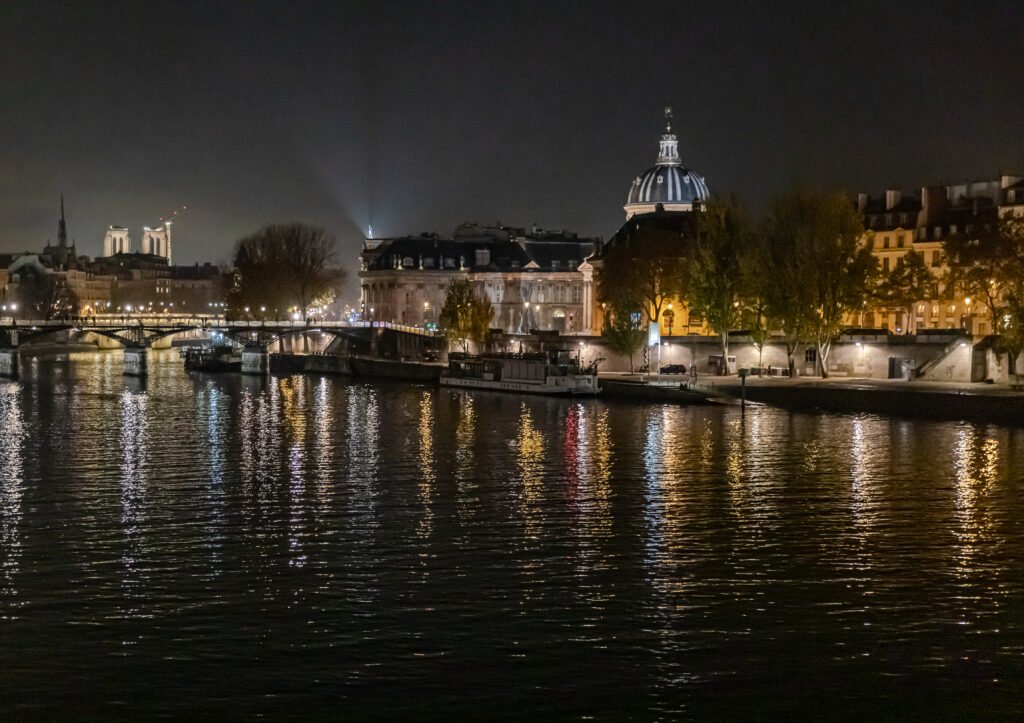 Seine_River_in_Paris_at_night